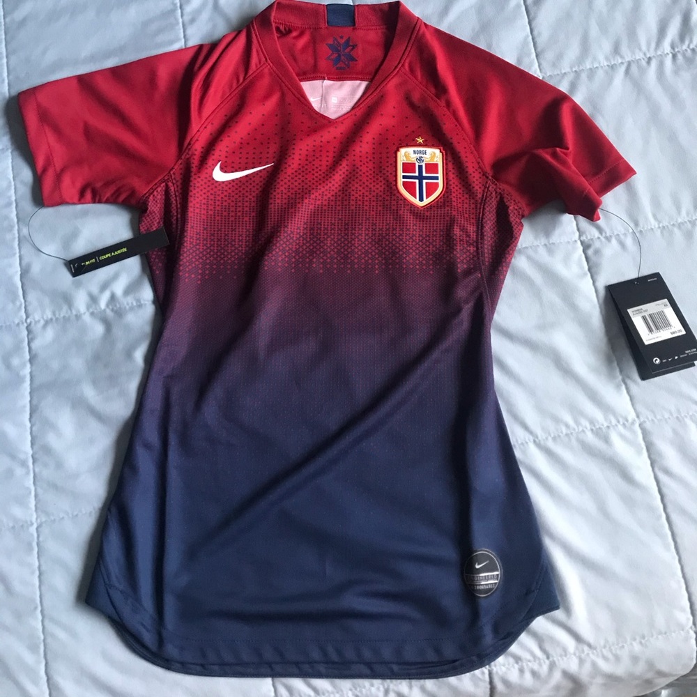 Women’s Nike Dry-Fit Slim Fit champion Shirt